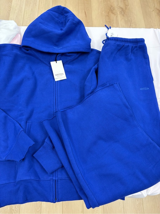 Aritzia Tops - NWT aritzia sweatfleece set